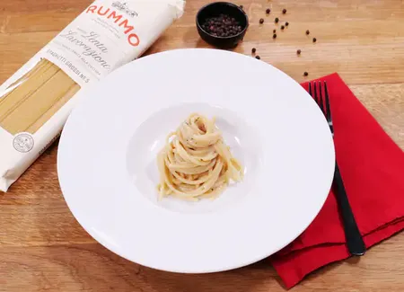Spaghetti grossi cacio e pepe