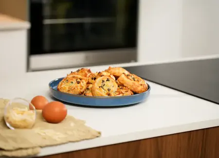 Feuilletés roulés crème d’amandes et pépites de chocolat