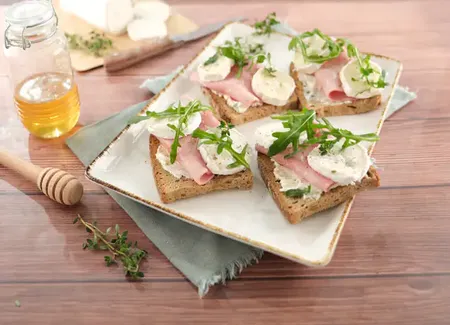 Tartine jambon roquette, chèvre, miel