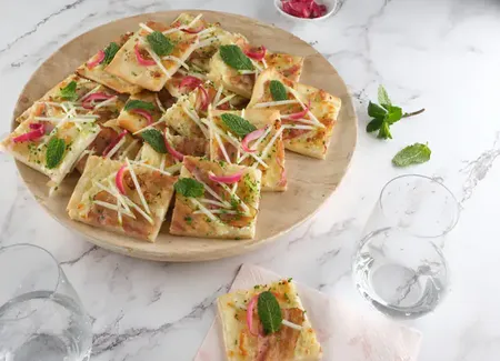 Pizza bianca apéritive, poitrine fumée, pomme verte