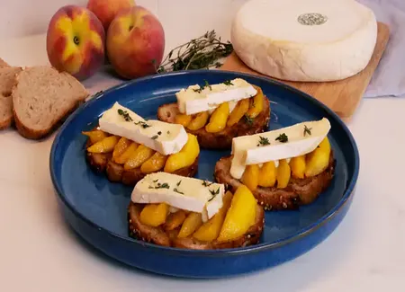 Tartine d’aop reblochon et pêche rôtie