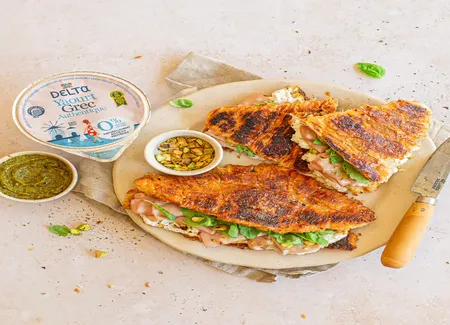 Smashed croissant, straciatella et mortadelle