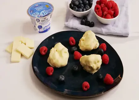 Bouchées glacées au yaourt grec delta®, framboises, myrtilles et chocolat blanc