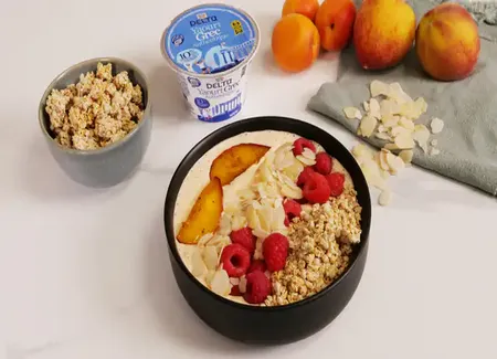 Smoothie bowl au yaourt grec delta®, pêches et abricots