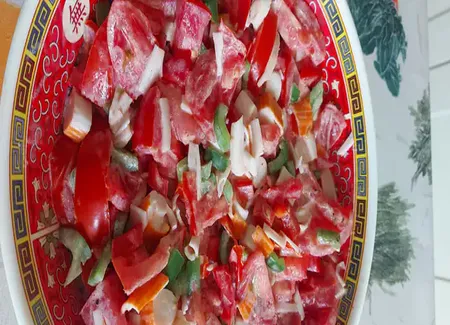 Salade de poivron aux tomates et surimi