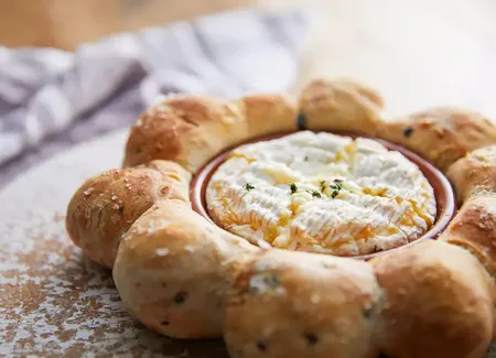 Pain à partager avec mini fondue au fromage au airfryer