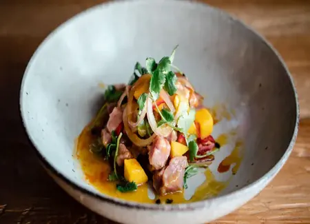 Ceviche de thon à la mangue et à l'avocat