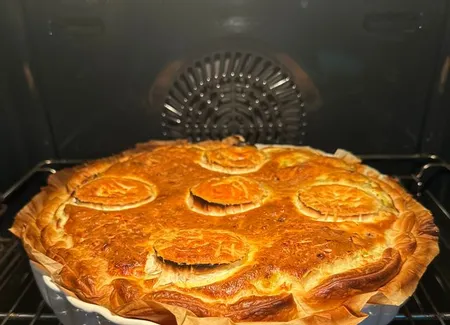 Tarte aux poireaux, lardons, chèvre et vin blanc