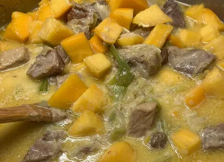 Curry de porc à la mangue et aux poireaux