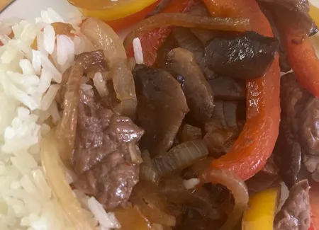 Boeuf sauté oignons et champignons