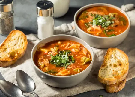 Soupe de tortellinis à la tomate et au bouillon kub® herbes et huile d’olive maggi®