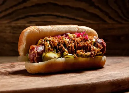 Hot dogs aux saucisses et oignons frits