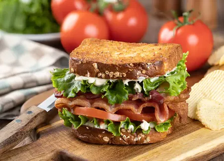Sandwich pain de mie, tomates, bacon, oignons confits