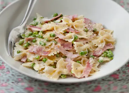 Farfalles au jambon et petits pois