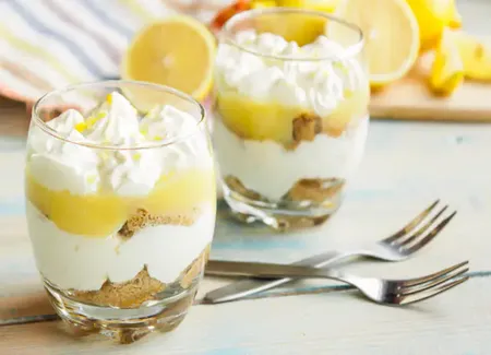 Mousse au citron sur un lit de biscuit