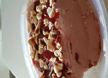 Crème glacée à la fraise et morceaux de meringue