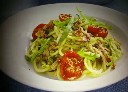 Pâtes faciles au pesto, roquette et bacon