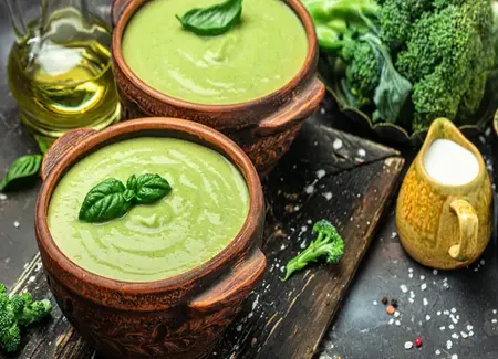 Soupe détox aux légumes verts