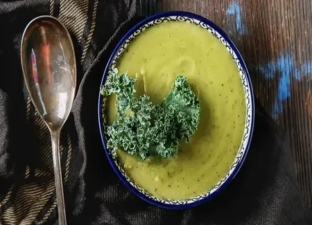 Soupe de chou kale, huile d'olive et parmesan