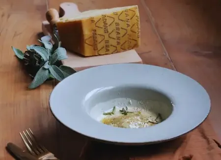 Ravioles de gambas gratinée et crème de sauge au grana padano