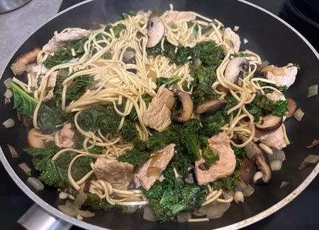 Wok au poulet sur lit de shii-take et de pak-choï