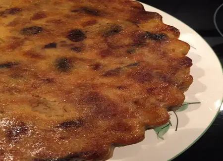 Gâteau de pain perdu aux pommes et raisins
