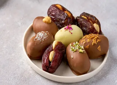 Dattes fourrées à la pâte d'amande et chocolat