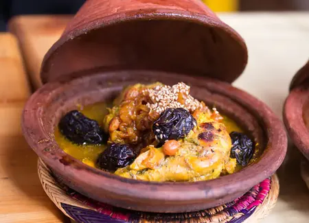 Tajine au poulet, amandes et pruneaux
