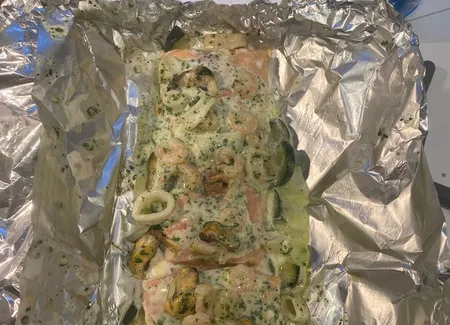 Papillottes de saumon aux fruits de mer et aux légumes