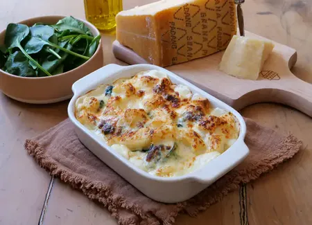 Gnocchi maison gratinés au four, sauce au grana padano & épinards
