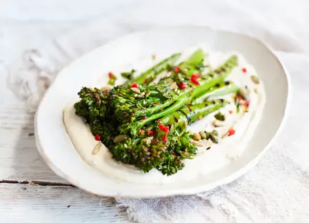 Salade de brocolis bimi® et sa vinaigrette pimentée au yaourt et tahini