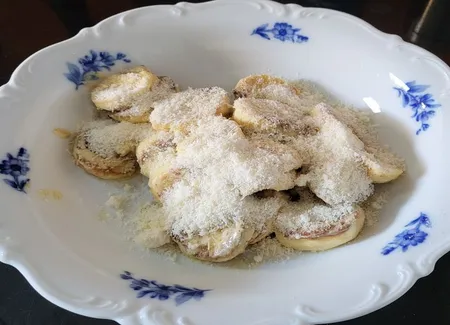 Quenelles poêlées sauce crème fraîche et bouillon de légumes