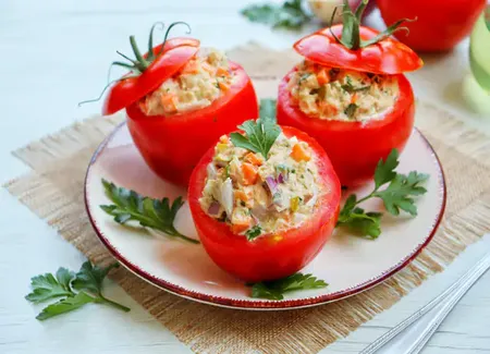 Bouchées au crabe, fromage frais et tomates cocktail