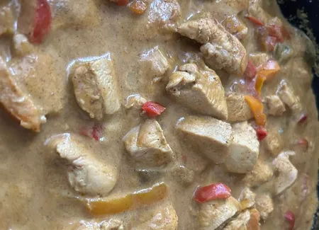 Poulet à la pâte de curry vert