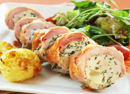 Roulades de saumon aux oeufs brouillés et carré frais