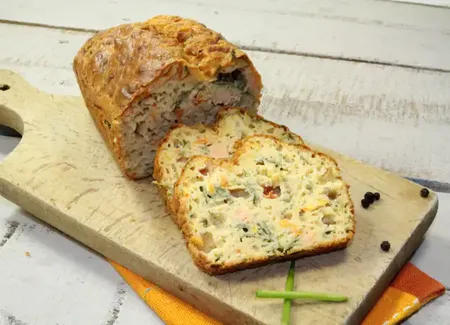 Cake au saumon, oseille, courgette et chèvre