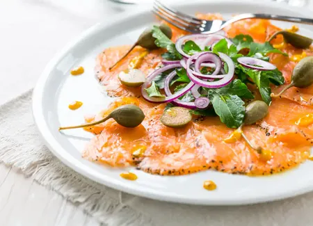 Carpaccio de saumon aux baies roses et échalotes