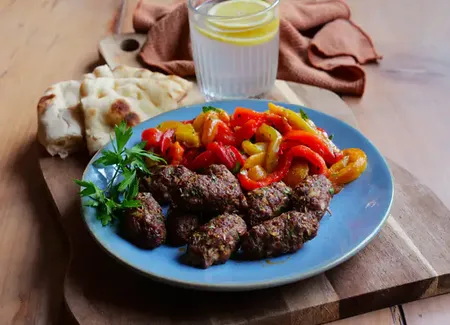 Kefta aux épices et sa salade de poivrons grillés au airfryer