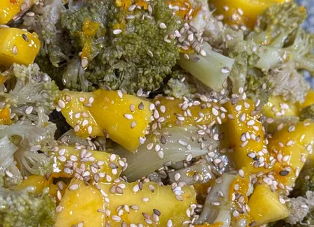 Salade de brocolis et pêches, vinaigrette à l'orange