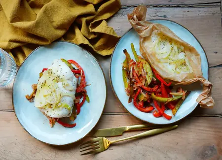 Papillote de merlu à la basquaise