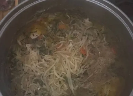 Soupe de poulet et nouilles