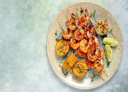 Crevettes cajun & épis de maïs grillés
