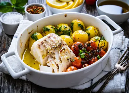Lieu noir, pommes de terre et tomates confites