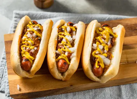 Hot dog à la saucisse, fromage et oignons frits