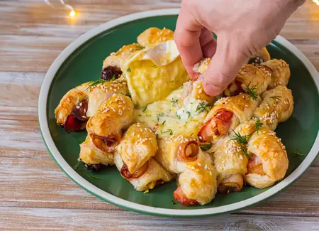 Camembert rôti et feuilletés au bacon