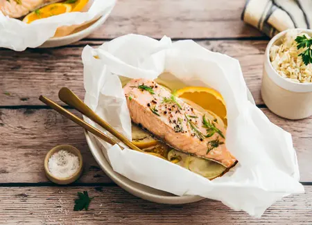 Papillote de saumon au fenouil, orange et riz croquant