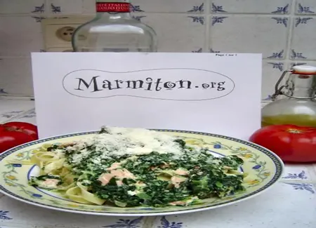 Tagliatelles au saumon, sauce crémeuse aux épinards