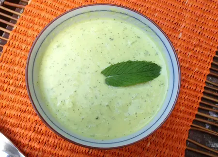 Soupe glaçée de concombres à la menthe