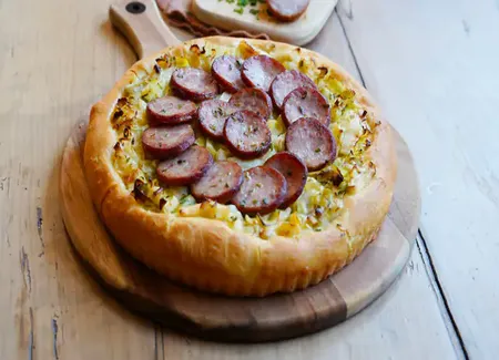 Tarte briochée à la saucisse de morteau et fondue de poireaux