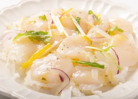 Carpaccio de saint-jacques aux baies roses
